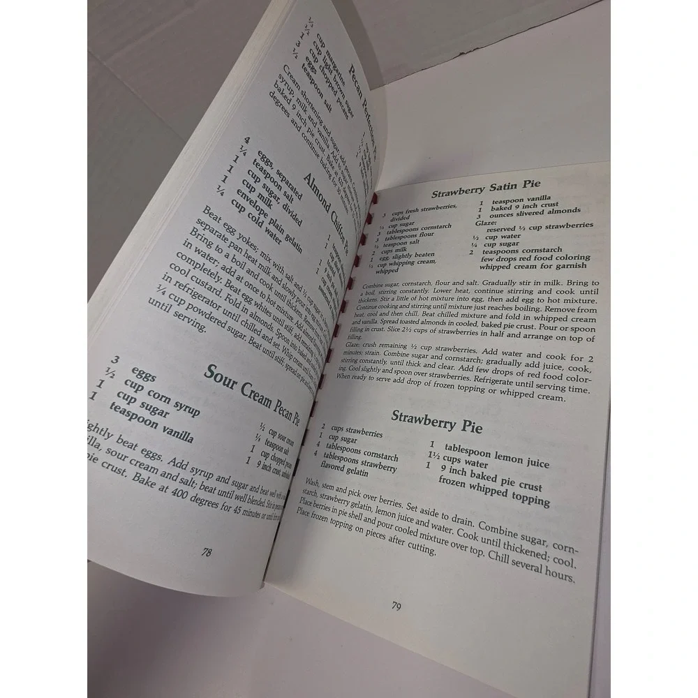 Holiday Favorites Traditional Family Recipes Cookbook vintage cook book